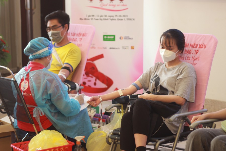 Tình nguyện viên tham gia hiến máu tại chương trình